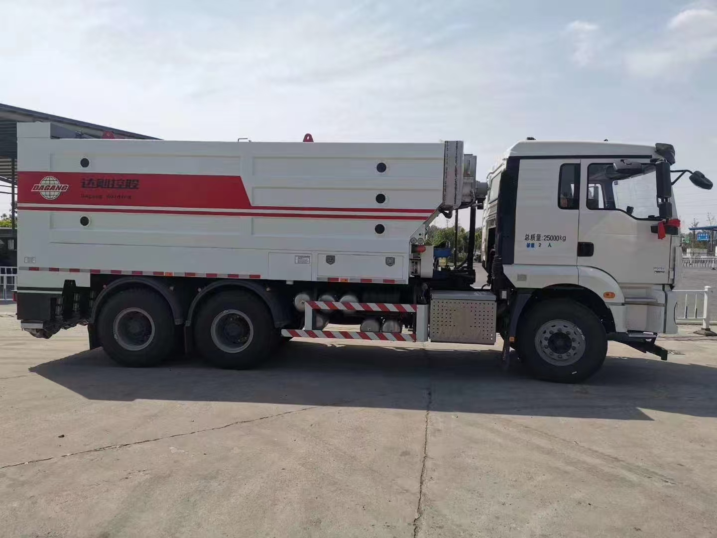 水泥撒布車出租：水泥灑布車多久清洗一次？